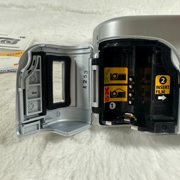 Vintage Kodak EasyLoad 35 KE85 Zoom Point And Shot 35mm Film Camera w/ manuals - Picture 4 of 6